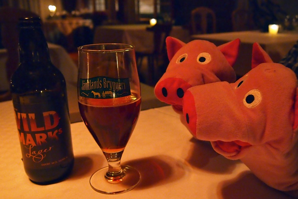 Am Abend wird ein schwedisches Bier auf den schönen Urlaub getrunken.