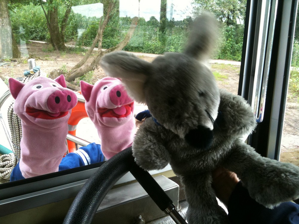 Aber es geht erst einmal auf die Fähre mit der Maus am Steuer!