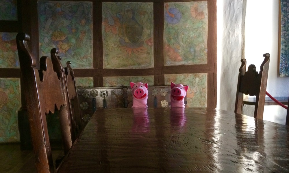 Die Schweine fragen sich, was im Mittelalter gegessen wurde, es gab ja noch keine Kartoffeln.