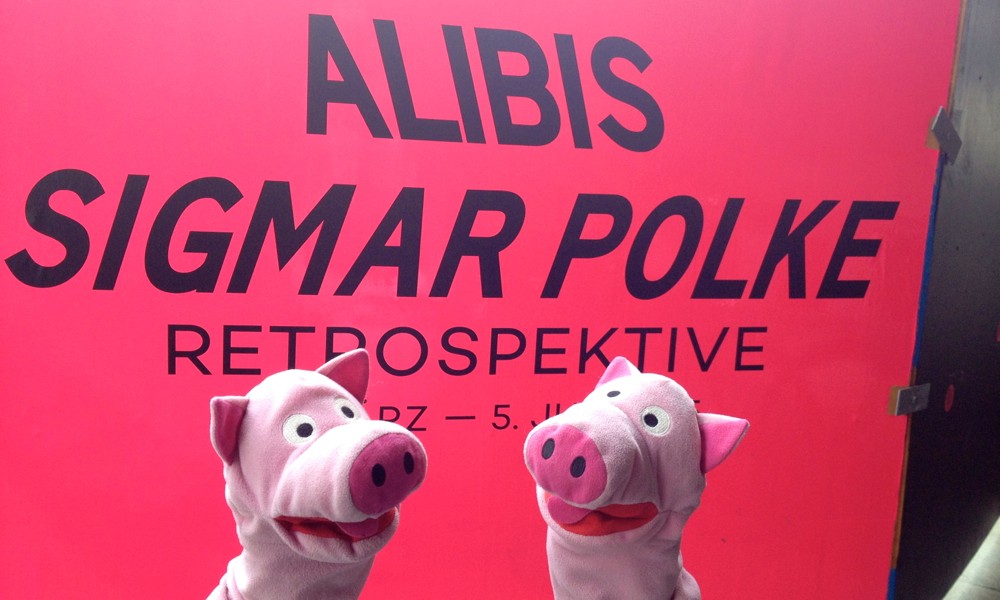 Die Farbgebung der Reklametafeln ist vielversprechend.