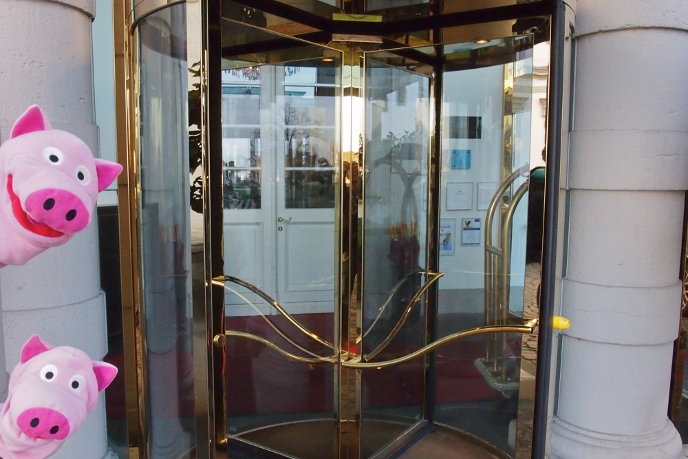 ... und ob sie auch mal mit der Drehtür fahren sollen.