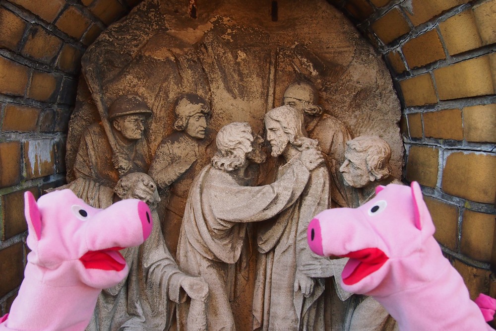 Die Schweine überlegen, ob sie aushelfen können, fahren dann aber ...