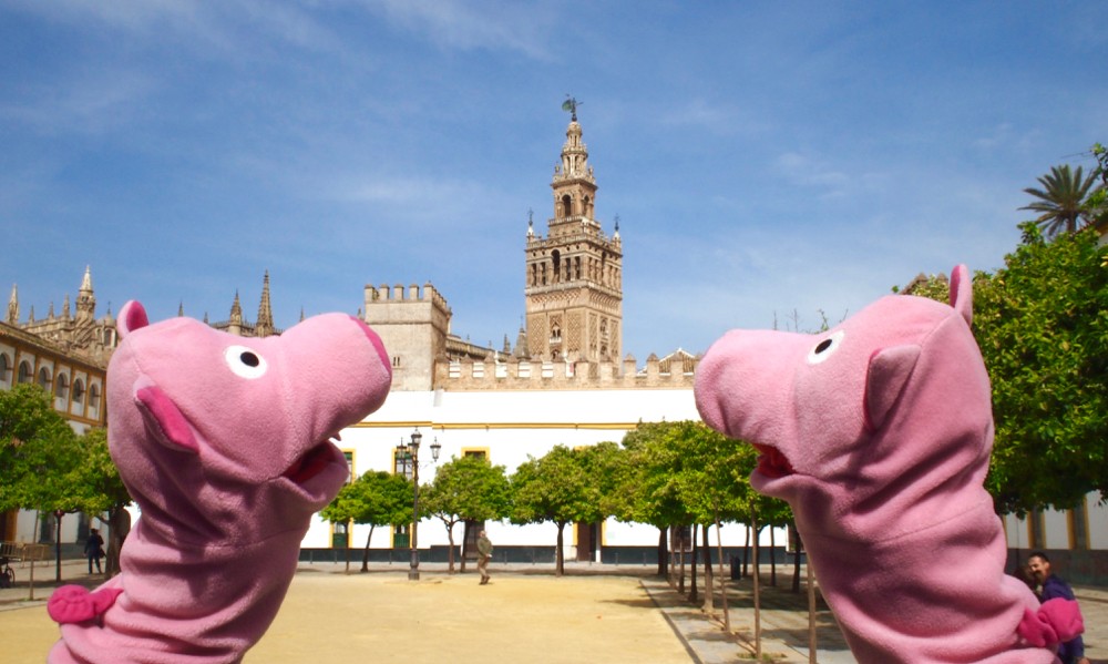 Die Schweine mit der Giralda! Das ist keine Frau sondern ein Kirchturm.