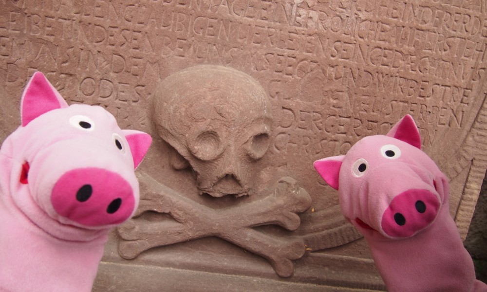 Direkt nebenan wird an die Endlichkeit erinnert.