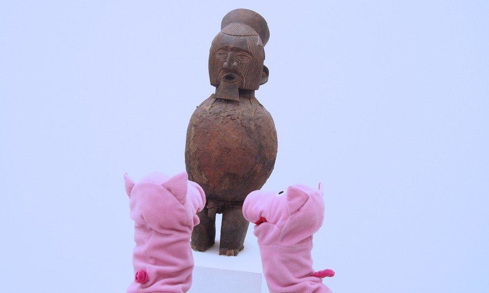 Vielleicht weil gegenüber immer ein dicker Nackedei steht?