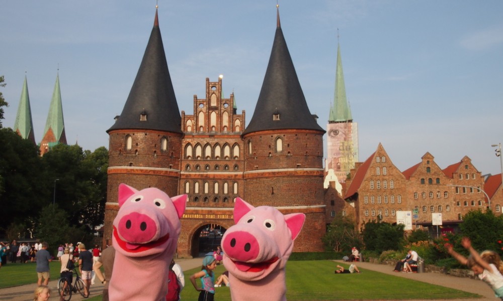 Die Reise ging dieses Mal durch Lübeck, am Holstentor vorbei. 