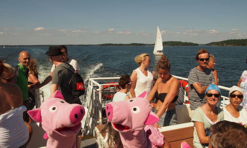 Am nächsten Tag fahren die Schweine mit anderen Touristen mit dem Schiff nach Grinda.