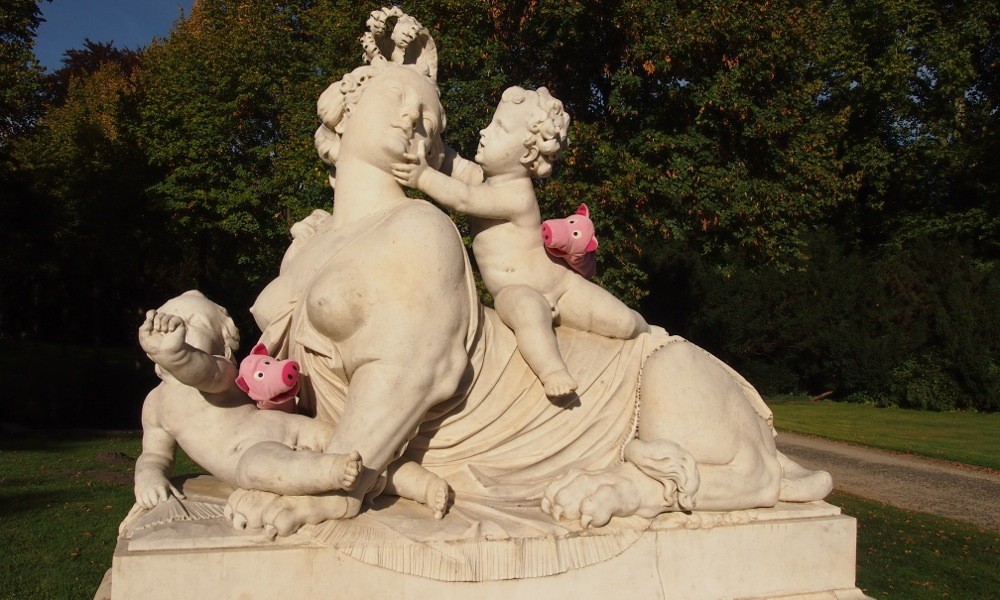 Potsdam: Die Schweine möchten wissen, wo der BH von der Frau ist. 