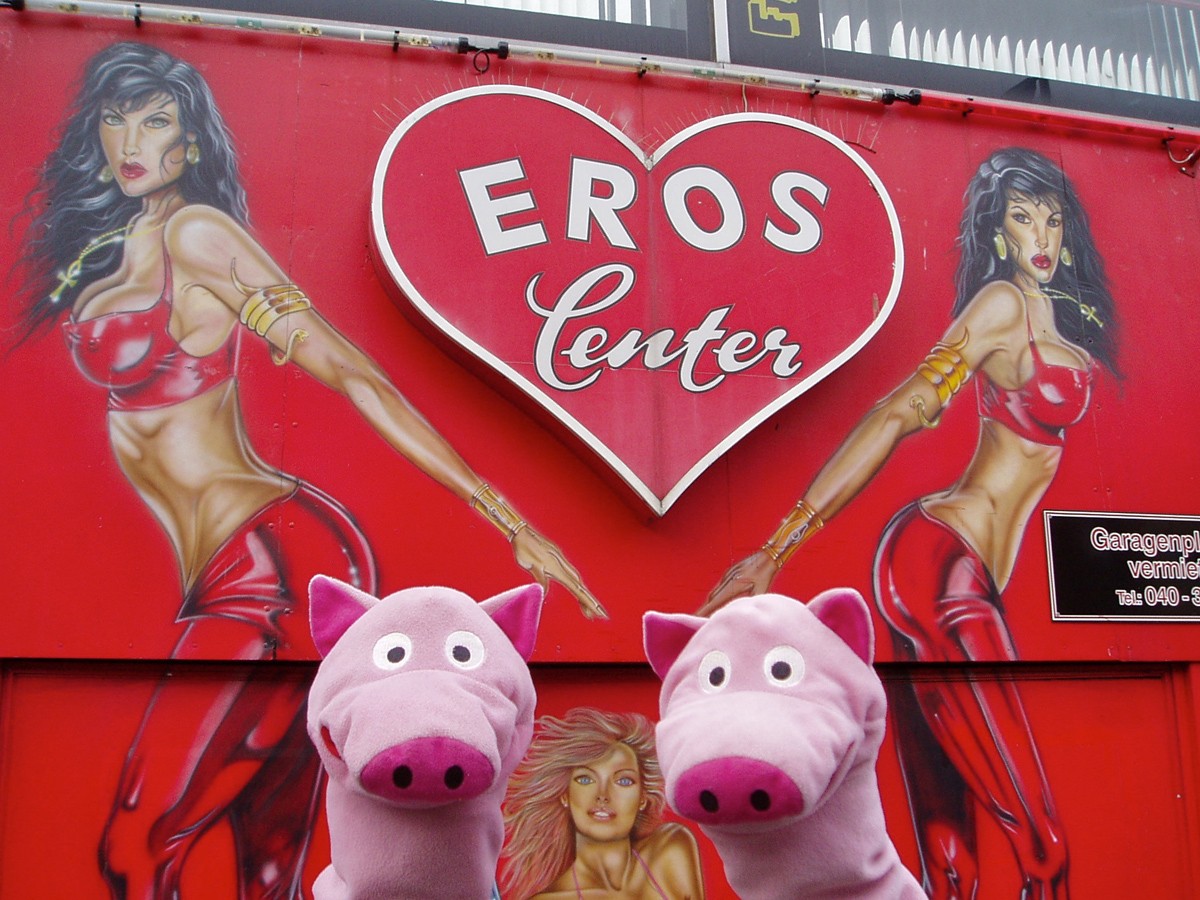 Atombusen in der Reeperbahn. Die Schweine wundern sich. 